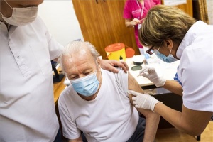 Koronavírus - Hétvégén újabb idősotthonokban folytatódik a védőoltások beadása
