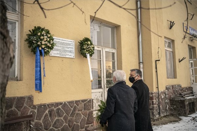Orbán Viktor megkoszorúzta a magyarországi németség elűzésének emléktábláját Budaörsön