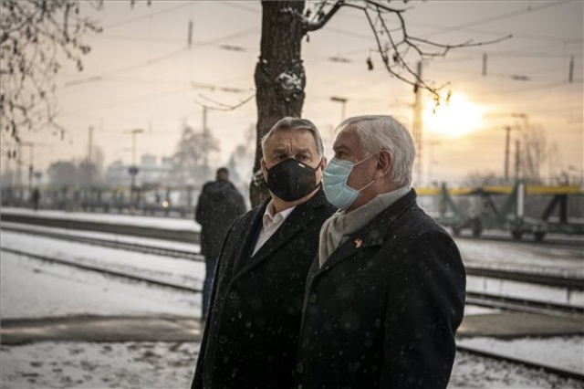 Orbán Viktor megkoszorúzta a magyarországi németség elűzésének emléktábláját Budaörsön