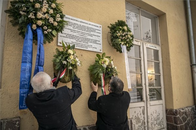 Orbán Viktor megkoszorúzta a magyarországi németség elűzésének emléktábláját Budaörsön
