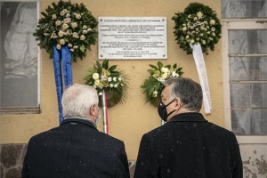Orbán Viktor megkoszorúzta a magyarországi németség elűzésének emléktábláját Budaörsön