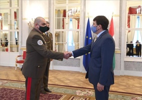 Áder János fogadta Korom Ferenc vezérezredest, a hadsereg parancsnokát a Sándor-palotában 