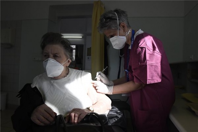 Koronavírus - Idősek oltása a fővárosi Szent László Kórházban