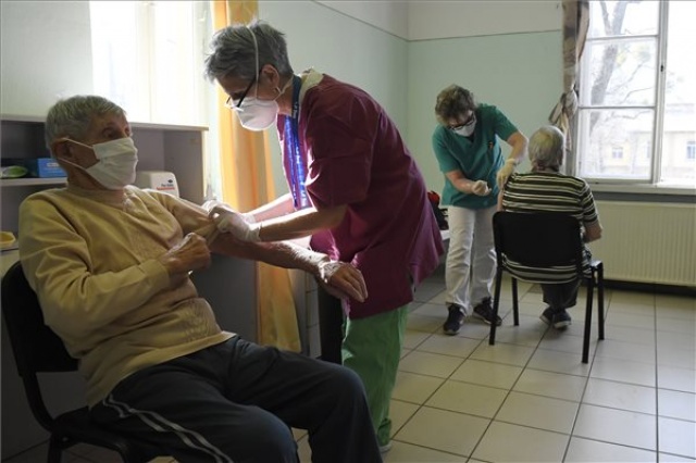 Koronavírus - Idősek oltása a fővárosi Szent László Kórházban