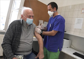 Koronavírus - Idősek oltása a fővárosi Szent László Kórházban