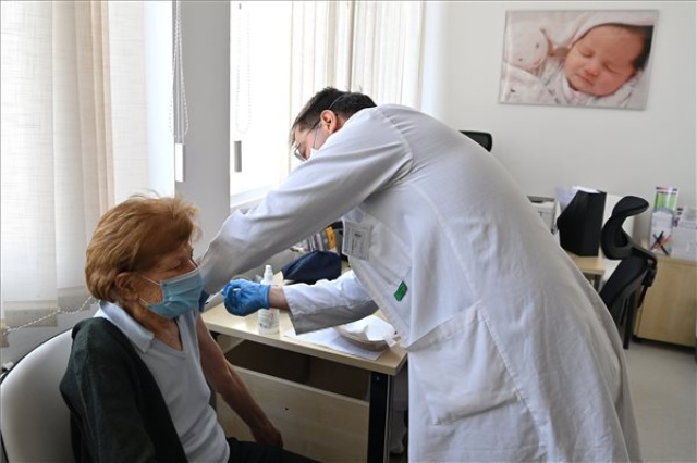 Koronavírus - Idősek oltása a fővárosi Szent László Kórházban