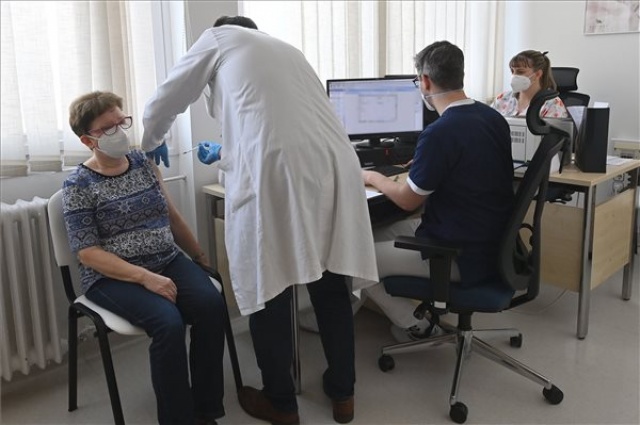 Koronavírus - Idősek oltása a fővárosi Szent László Kórházban