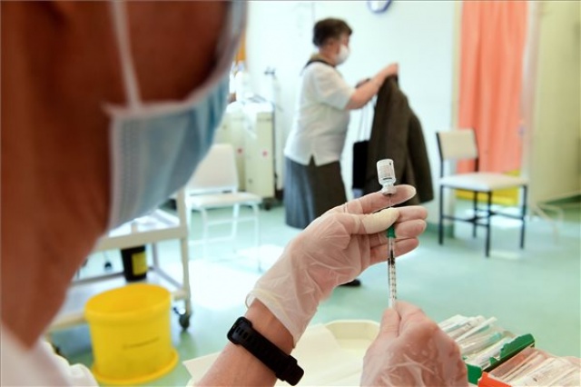 Koronavírus - Idősek oltása a fővárosi Szent László Kórházban