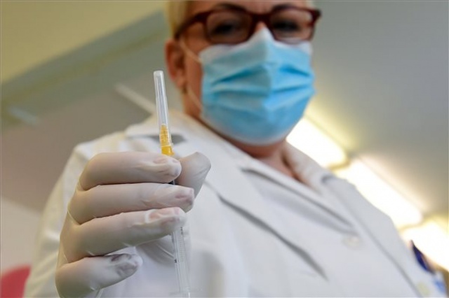 Koronavírus - Idősek oltása a fővárosi Szent László Kórházban