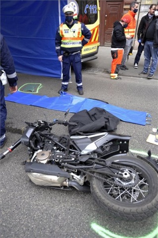 Mentővel ütközött és meghalt egy motoros Erzsébetvárosban