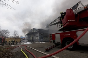 Kigyulladt egy üzemcsarnok Sopronban