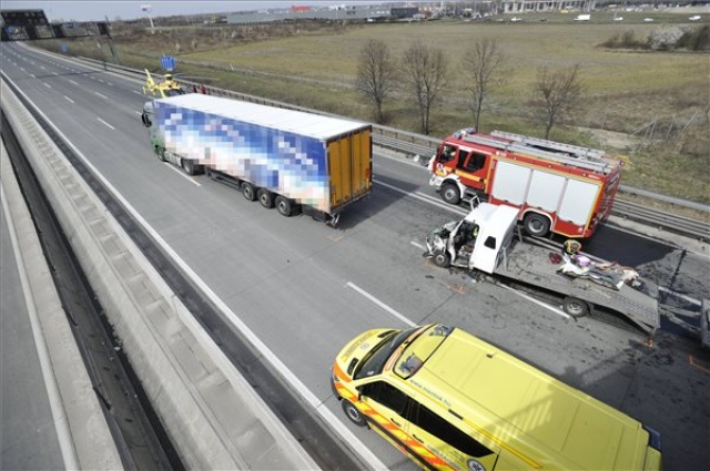 Kamion és kisteherautó karambolozott Halászteleknél, egy ember életveszélyesen megsérült 