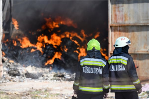 Kigyulladt egy raktárépület Devecserben