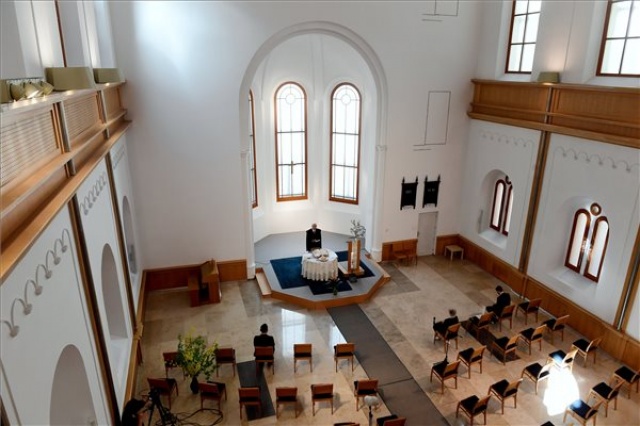 Húsvét - Balog Zoltán istentiszteletet tart a Hold utcai református templomban 