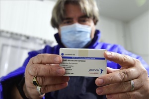 Megérkezett a Janssen-oltóanyag első szállítmánya Magyarországra