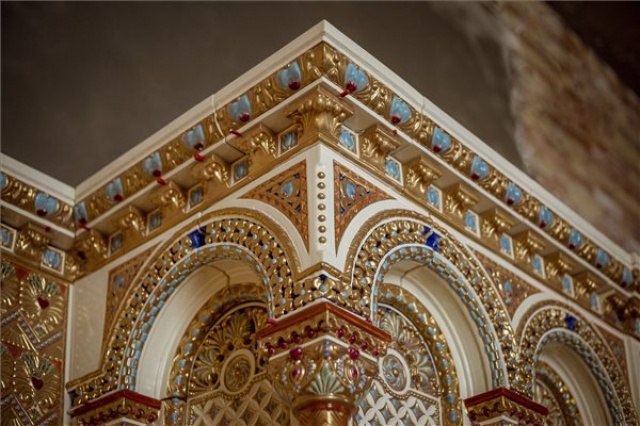 Az ország legnagyobb Zsolnay-kandallóját építik a Budavári Palota Szent István-termében 