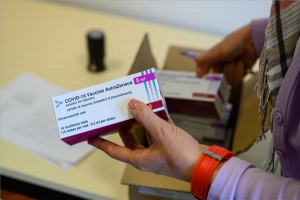 Koronavírus - Újabb AstraZeneca-vakcinaszállítmány érkezett Tatabányára