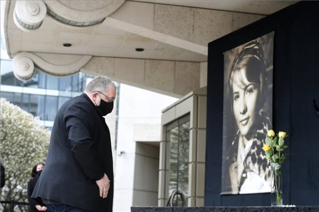 Törőcsik Mari halála - Megemlékezés a Nemzeti Színház előtt 