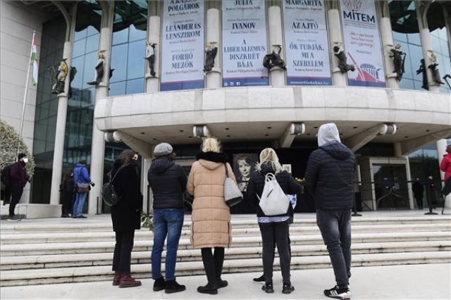 Törőcsik Mari halála - Megemlékezés a Nemzeti Színház előtt 