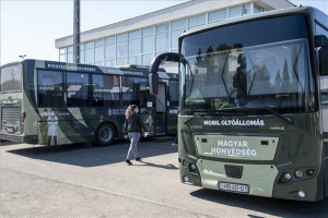 Koronavírus - A honvédség oltóbusza Rétságon 