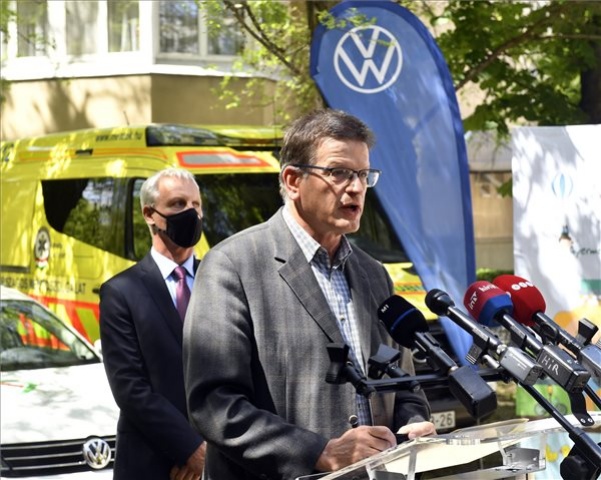 Koronavírus - Munkában maradhatnak a védekezéshez kölcsönadott gépjárművek a kórházaknál