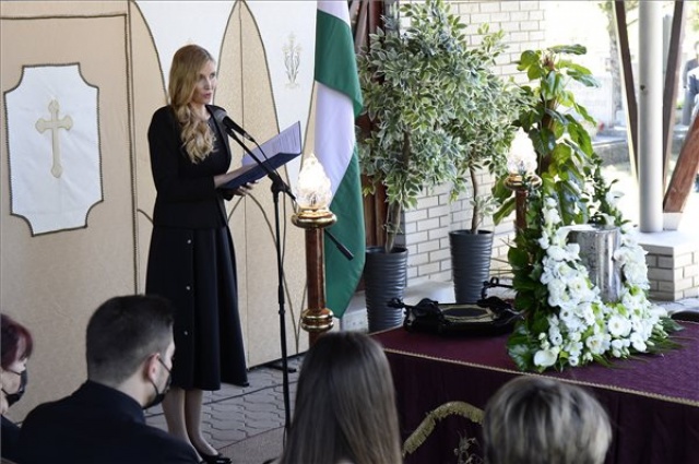 Elbúcsúztatták Igaly Diána olimpiai bajnok sportlövőt a törökbálinti temetőben