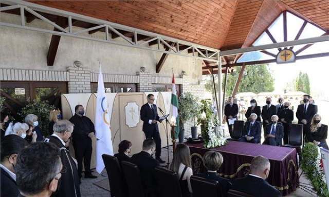 Elbúcsúztatták Igaly Diána olimpiai bajnok sportlövőt a törökbálinti temetőben