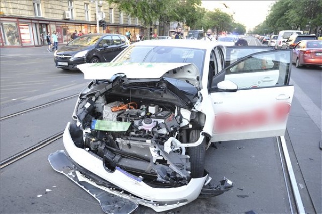 Mentőautó karambolozott a Nyugati pályaudvar közelében 