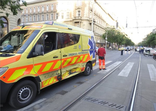 Mentőautó karambolozott a Nyugati pályaudvar közelében 