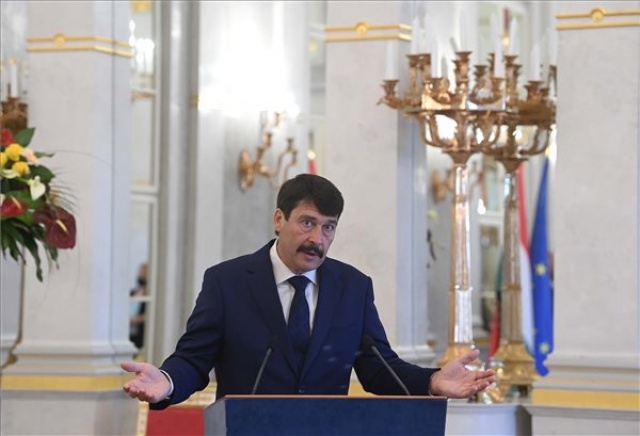 Koronavírus - Áder: megkezdi működését a koronavírus miatt árván maradt gyerekeket segítő alapítvány