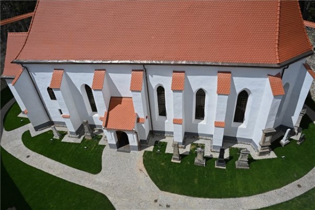 Felszentelték a magyar állami támogatással megújított sepsiszentgyörgyi vártemplomot