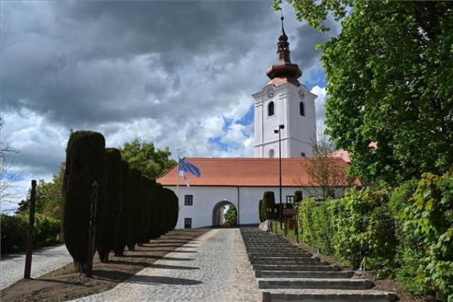 Felszentelték a magyar állami támogatással megújított sepsiszentgyörgyi vártemplomot