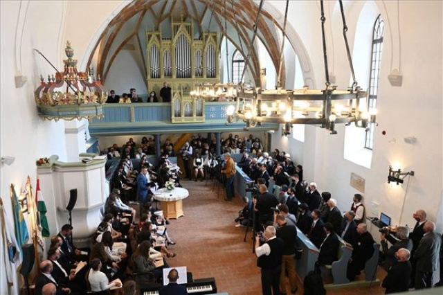 Felszentelték a magyar állami támogatással megújított sepsiszentgyörgyi vártemplomot