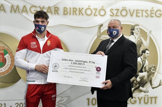Németh Szilárd köszöntötte az olimpikon birkózókat, Szőke is megkapta a jutalmat