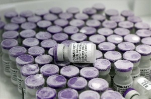 Koronavírus - Újabb Pfizer-BioNTech-vakcinák érkeztek a miskolci megyei kórházba 