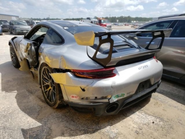Porsche 911 GT2 RS crash