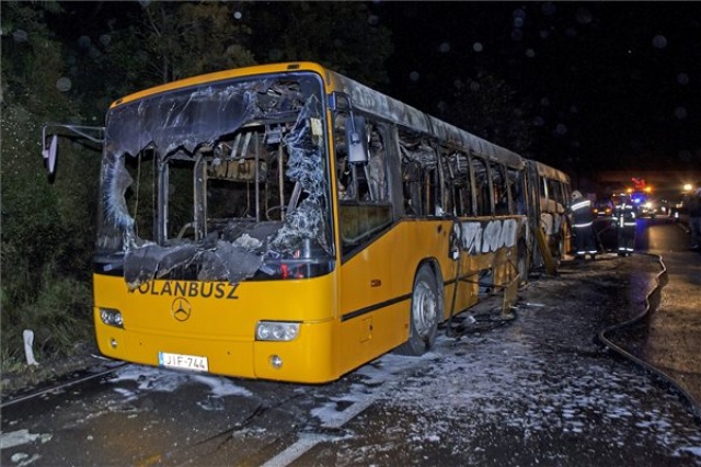 Kigyulladt egy autóbusz az M7-esen 