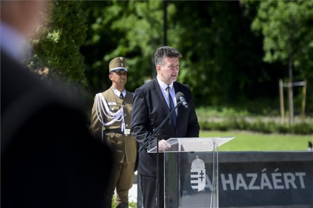 Hősök napja - Megújult a Hősök parcellája a Fiumei úti sírkertben