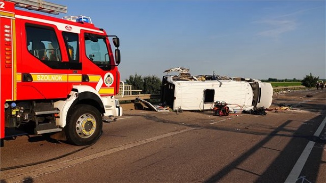 Többen meghaltak egy balesetben a 4-es főúton Szolnoknál
