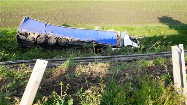 Többen meghaltak egy balesetben a 4-es főúton Szolnoknál