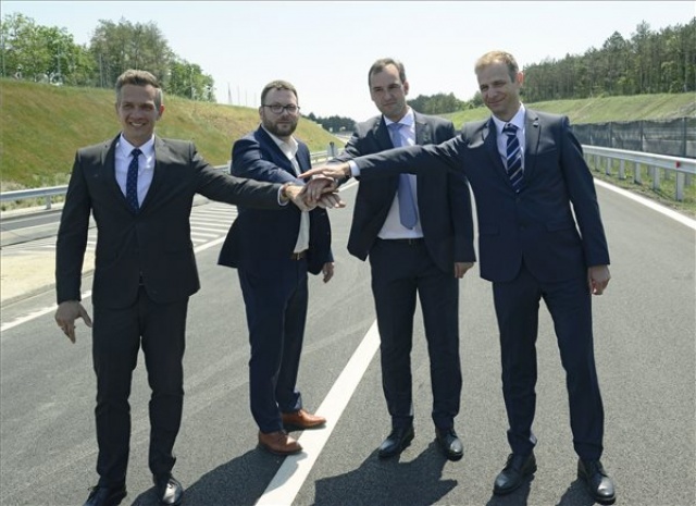 Átadták az M85-ös autóút út Csorna-nyugat és Balf csomópont közötti szakaszát
