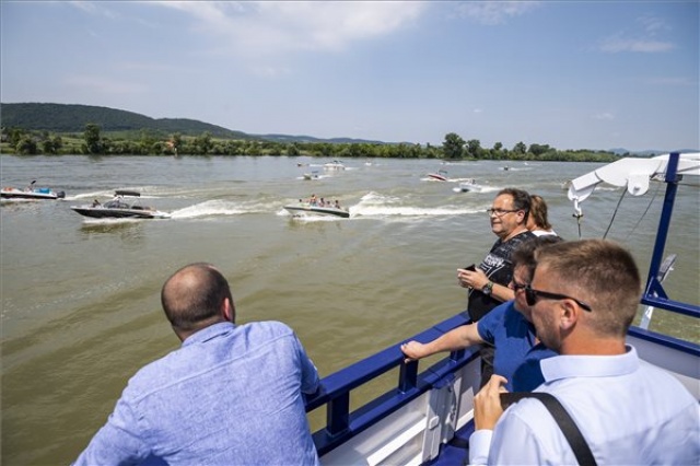 Hajós felvonulás a Dunakanyarban