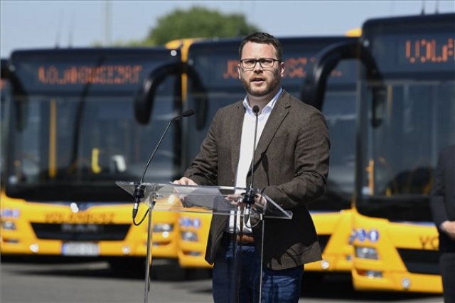 Új csuklós buszok állnak forgalomba Pest és Komárom-Esztergom megyében