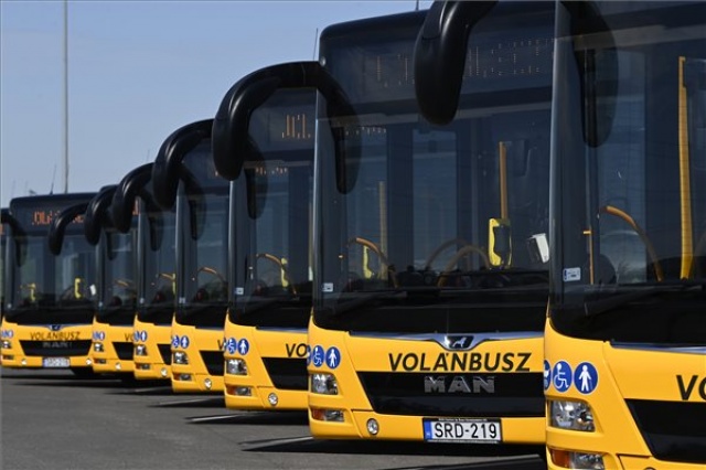 Új csuklós buszok állnak forgalomba Pest és Komárom-Esztergom megyében