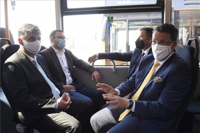 Új csuklós buszok állnak forgalomba Pest és Komárom-Esztergom megyében