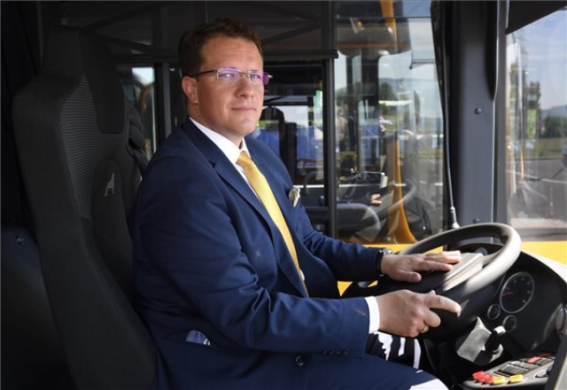 Új csuklós buszok állnak forgalomba Pest és Komárom-Esztergom megyében