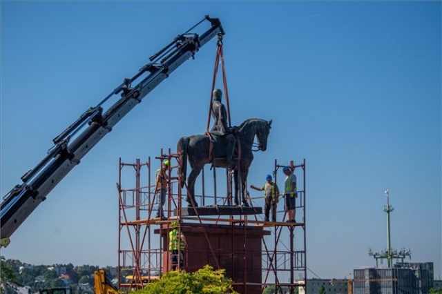Restaurálják Görgei Artúr budavári lovasszobrát