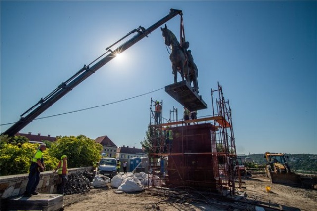 Restaurálják Görgei Artúr budavári lovasszobrát