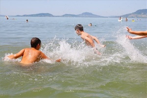 Kánikula - Fürdőzők a Balatonban 