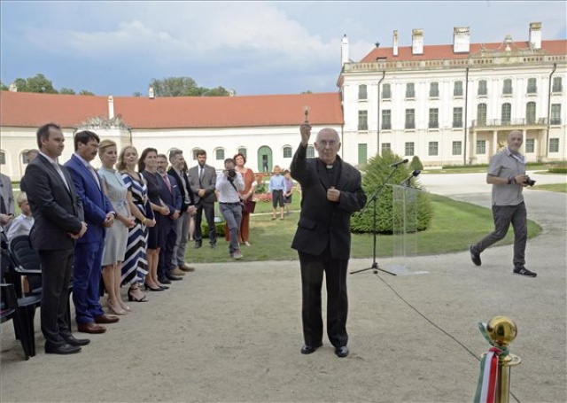 Átadták a fertődi Esterházy-kastély csaknem kétmilliárd forintból felújított nyugati szárnyát